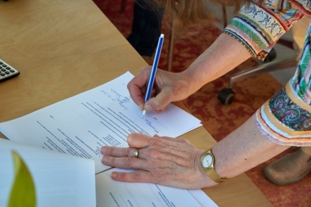 Ondertekening contract door Maria Lieve, 19-4-2019 (foto Ger Lieve)