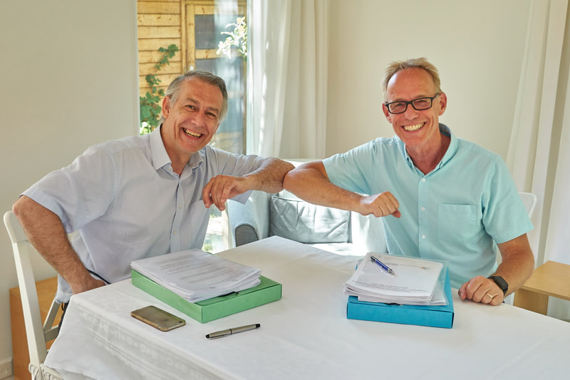 Ondertekening samenwerkingsovereenkomst door Rob van der Leij en Radbout Matthijssen op 24-6-2020 Sidhadorp Lelystad (foto Ger Lieve)