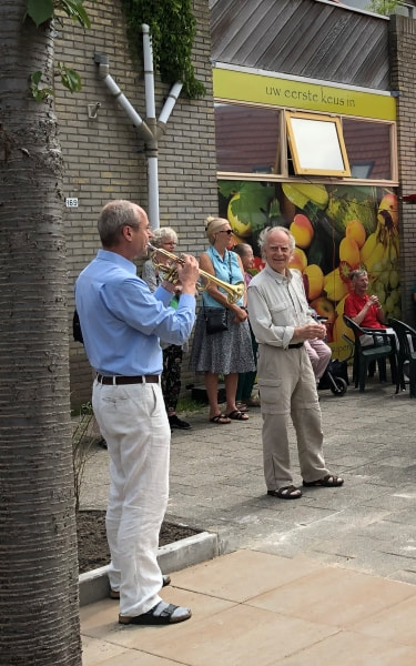 Gerrit Jan Gerritsma op de trompet bij opening vernieuwd plein Sidhadorp (JW Bos, 22-6-2019)