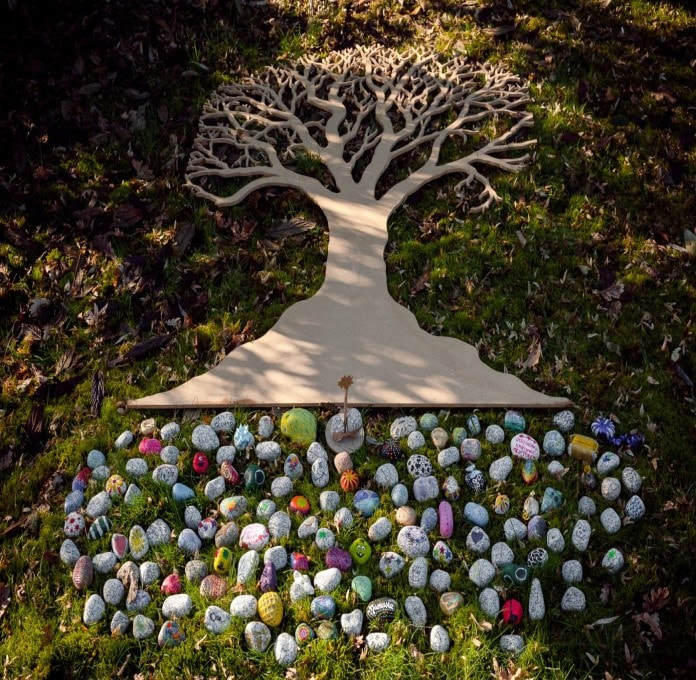Foto boom met bijgedragen steentjes (Kia Mourato, Sidhadorp Lelystad)