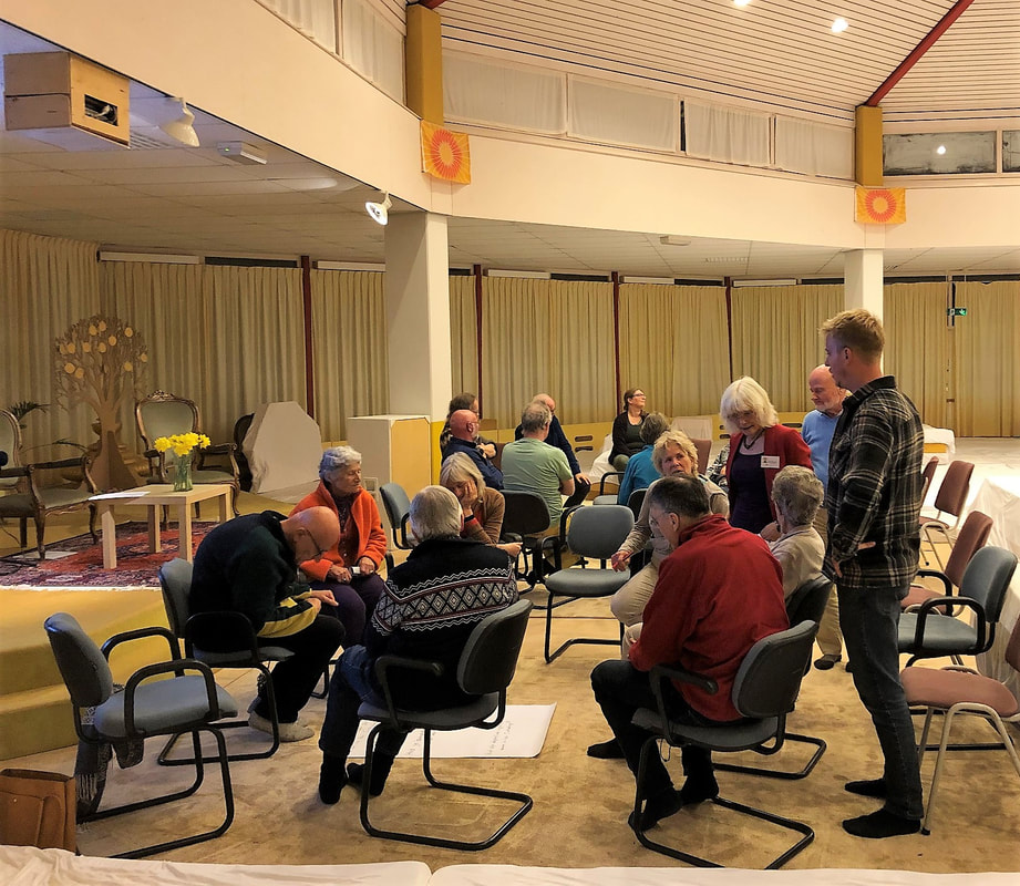 Twee van de vier discussiegroepen op de bewonersavond van 22-3-2022. St Mediteren en Wonen, Sidhadorp (foto Jan-Willem Bos)Foto