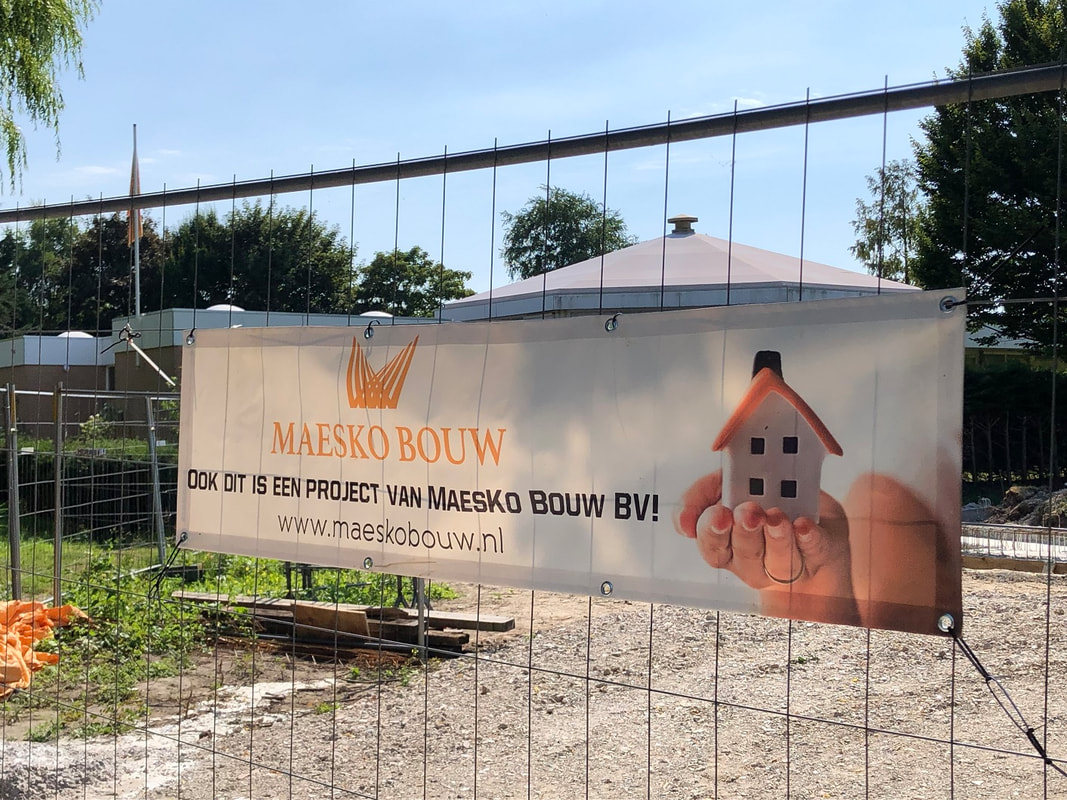 Foto toeganshek bouwplaats, mer reclame voor bouwbedrijf Maesko Bouw (foto JW Bos, 29-7-2022)