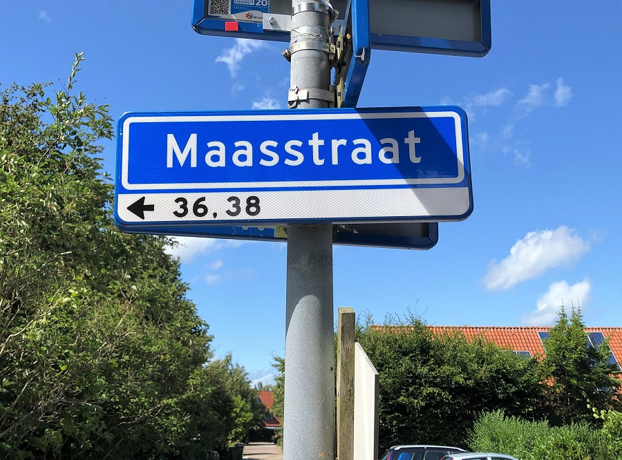 Straatnaambordje Maastraat 36, 38 oftewel Koepel en TM-Centrum in het Sidhadorp te Lelystad (foto JW Bos, 2-8-2023)23lding