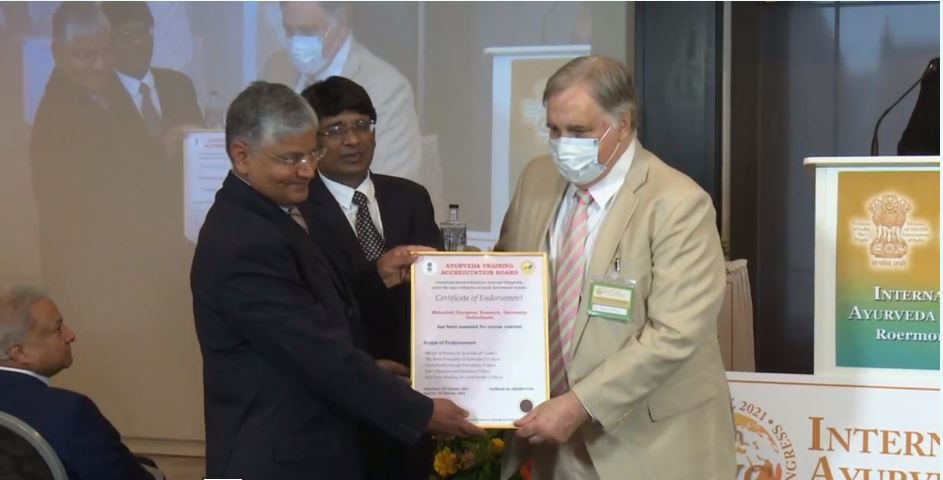 Uitreiking certifcaat van accreditatie Ayurveda cursussen van MERU door de ambassadeur Pradeep Kumar Rawat. Roermond 23-5-2021, International Ayurveda congress 