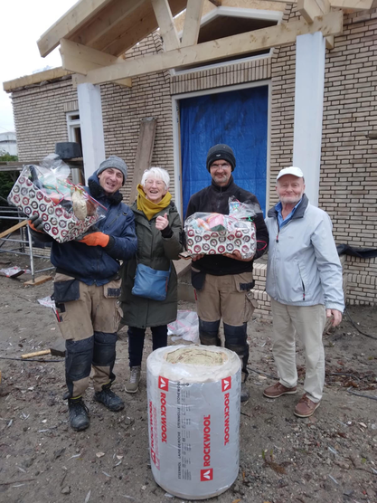 Overhandiging kerstpakket aan de bouwers (foto: Marie-Therese van der Riet  19-12-2022)Afbeelding