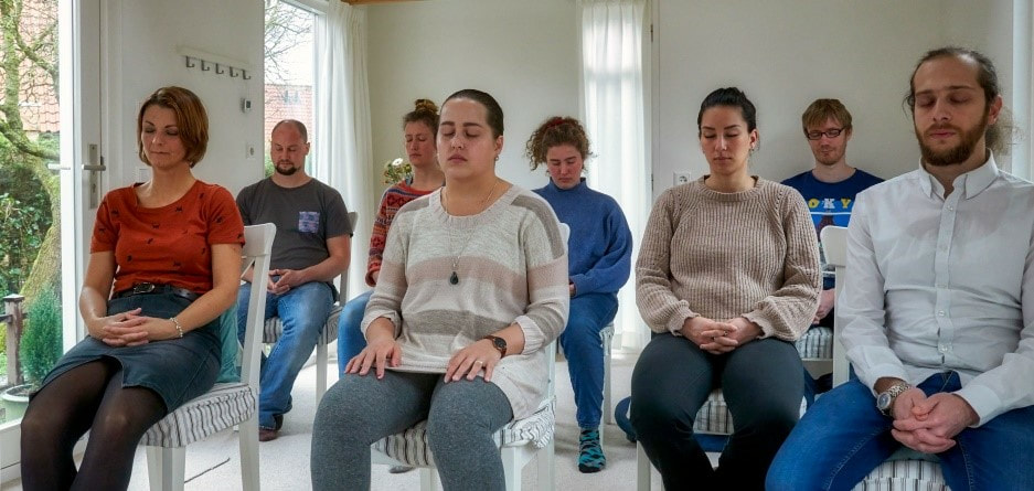 Foto groep mediterenden in Sthapatya Veda Huisje, Lelystad, foto Paul Vaessen